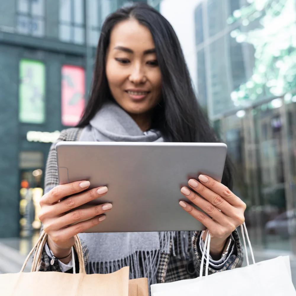 Gestora de loja virtual analisando dados de campanhas em um tablet